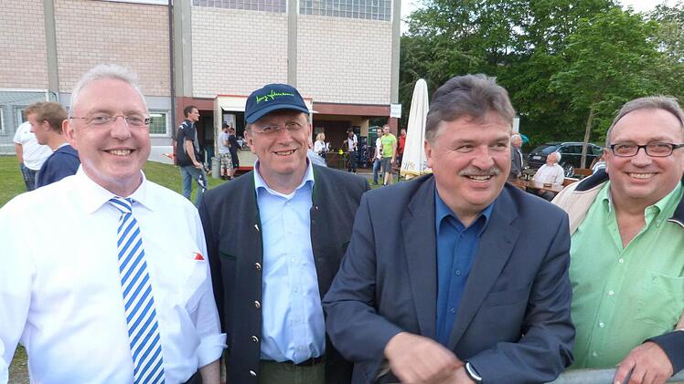 Von links der Neudrossenfelder B&uuml;rgermeister Harald H&uuml;bner, Kulmbachs OB Henry Schramm, Landrat Klaus Peter S&ouml;llner und sein Stellvertreter Dieter Schaar, ehemaliger Neudrossenfelder B&uuml;rgermeister. Foto: Werner Rei&szlig;aus