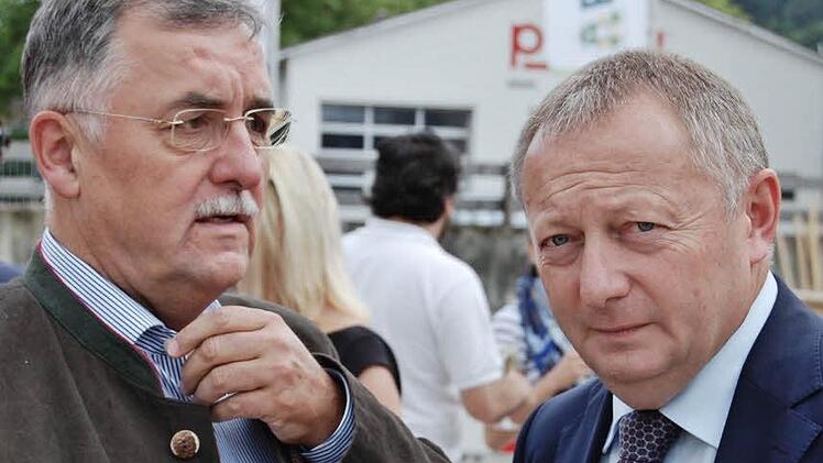 Bauherr Robert Wahler und Landrat Thomas Bold beim Richtfest. Foto: Sigismund von Dobschütz