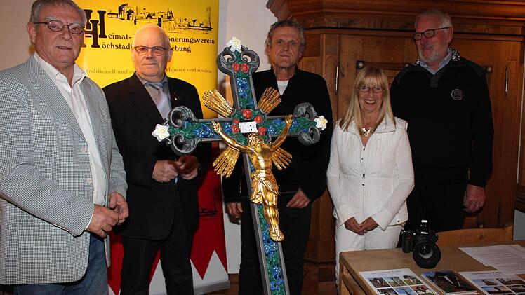 Die Macher der Ausstellung - die Fotogruppe des Heimatvereins und das Sterpersdorfer Friedhofskreuz. Im Bild Reinhard Grasse, Georg Schockel, Berthold Raum, Anita Kopp und Wolfgang Kinder (von links)  Foto: Evi Seeger