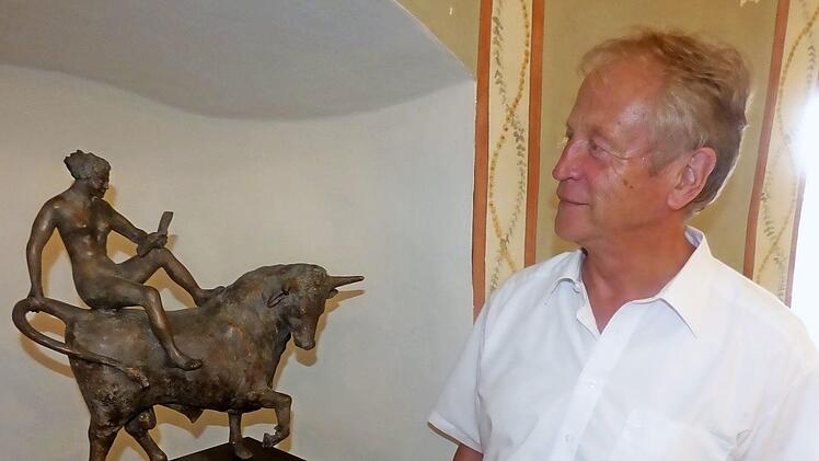 Der Effeltricher Künstler Heimo Ertl vor einer seiner Bronzeskulpturen Foto: Thomas Weichert