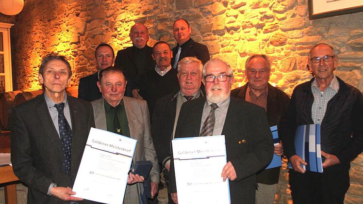 Mit dem  "goldenen Meisterbrief" wurden für eine Tätigkeit zwischen 40 und 53 Jahren  diese Elektromeister ausgezeichnet. Vorne von links: Eugen Schorr, Ludwig Lips, Manfred Suhl, Ehrenobermeister Emil Klopf, Walter Kestler und Martin Fertsch.  Ferner im Bild: stellvertretender  Landrat Michael Ziegler und Georg Diroll (zweite Reihe von links). Und: Kreishandwerksmeister Hans-Georg Häfner und Innungsobermeister Ralf Jooß (hintere Reihe von links).