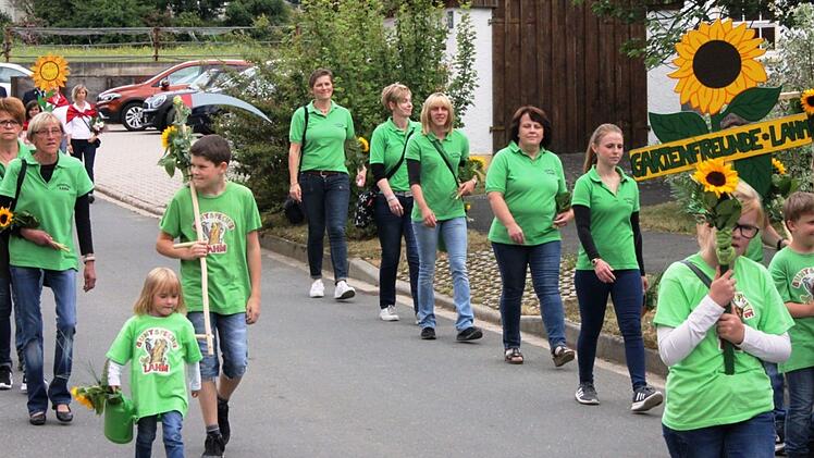 Ein herrliches Bild boten die Gartenfreunde aus Lahm mit ihren J&uuml;ngsten.
