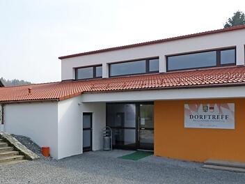 Das zum Dorftreff umgestaltete Schulhaus in Guttenberg  Foto: Klaus-Peter Wulf