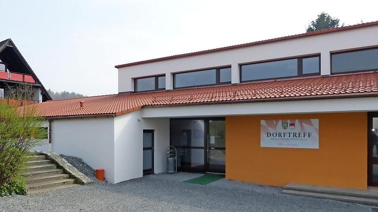 Das zum Dorftreff umgestaltete Schulhaus in Guttenberg  Foto: Klaus-Peter Wulf