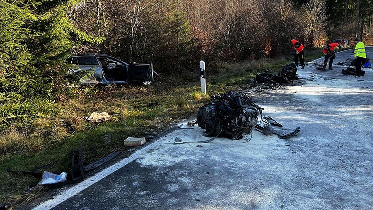 Tödlicher Glätteunfall: Zwei Autos kollidieren miteinander