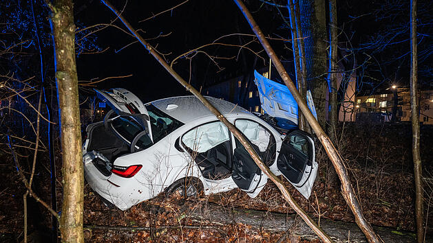 BMW kommt von regennasser Fahrbahn ab und kracht gegen Baum: Drei Personen leicht, eine Person lebensgef&auml;hrlich verletzt