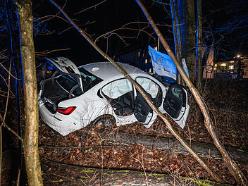 BMW kommt von regennasser Fahrbahn ab und kracht gegen Baum: Drei Personen leicht, eine Person lebensgefährlich verletzt