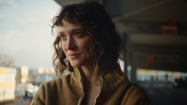 Marla (Friederike Becht) zeigt Verst&auml;ndnis f&uuml;r ihren Sch&uuml;tzling.