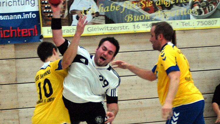 TSH-Kreisläufer Thomas Neumann nahm es in dieser Szene mit zwei Niederlindachern auf und kam zum Abschluss.