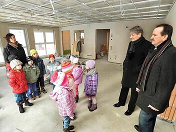 Bis Ostern soll die neue Kinderkrippe der Kindertagesstätte Stadelhofen fertig sein. Die jüngsten Kita-Besucher freuen sich schon jetzt mit Kathrin Gries, MdL Heinrich Rudrof (Mitte) und Bürgermeister Ludwig Göhl.  Foto: Ronald Rinklef