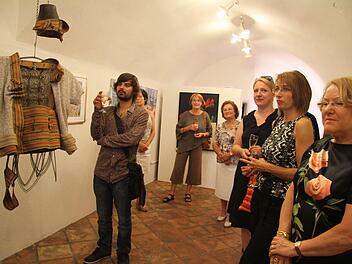 Trotz gleichzeitiger Übertragung des Deutschland-Spiels bei der Fußball-WM kamen zahlreiche Kunstfreunde zur Vernissage in die Galerie Obere Stadt und staunten über die Vielfalt. Fotos: Sonja Adam