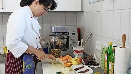 Elke Mauer bereitet den Nachtisch vor. Soweit möglich, kommt das Obst von heimischen Erzeugern.