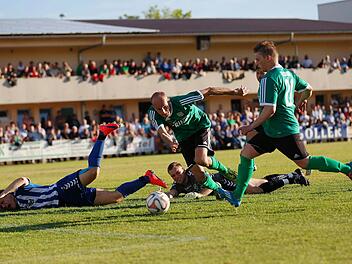 Gleich steht es 2:0. Florian Gundelsheimer (Zweiter von rechts) hat vom Selbitzer Torwart Mario Möschwitzer den Ball erkämpft, der heranstürmende Sven Wieczorek (rechts) schießt aus kurzer Distanz ein. SpVgg-Verteidiger Yannick Schuberth (links am Boden) ist chancenlos.