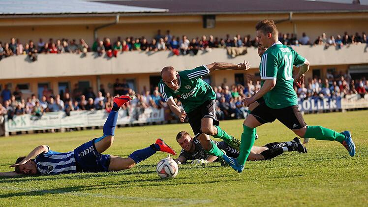 Gleich steht es 2:0. Florian Gundelsheimer (Zweiter von rechts) hat vom Selbitzer Torwart Mario Möschwitzer den Ball erkämpft, der heranstürmende Sven Wieczorek (rechts) schießt aus kurzer Distanz ein. SpVgg-Verteidiger Yannick Schuberth (links am Boden) ist chancenlos.