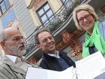 Am 5. Oktober präsentierten sie die Unterschriften fürs Bürgerbegehren in Coburg: Klaus Klumpers, Helmut Hannweber und Martina Benzel-Weyh wollen erreichen, dass der Bürgerentscheid doch noch stattfinden kann. Foto: Simone Bastian/CT-Archiv