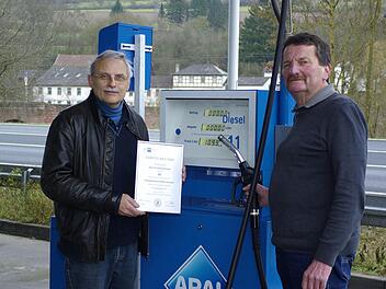 Tankstellenbesitzer Karl-Heinz Beisel überreichte Roland Klemmer (r.) die Ehrenurkunde der IHK Würzburg-Schweinfurt.  Foto: Winfried Ehling