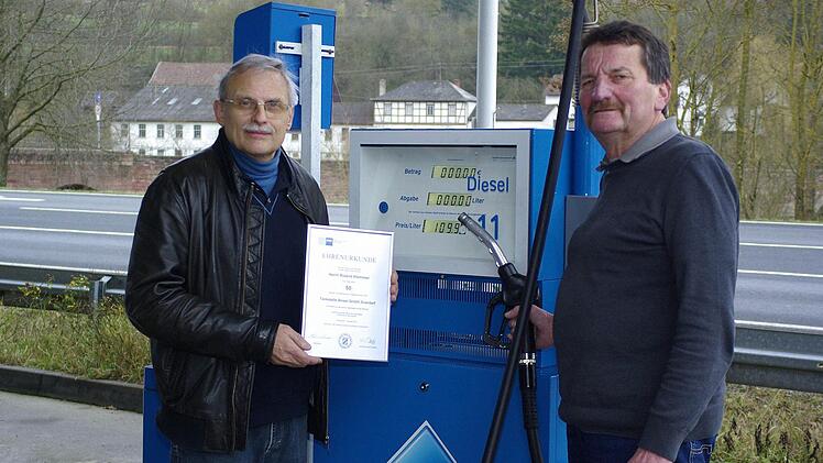 Tankstellenbesitzer Karl-Heinz Beisel überreichte Roland Klemmer (r.) die Ehrenurkunde der IHK Würzburg-Schweinfurt.  Foto: Winfried Ehling