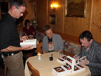 Josef Rauch signierte gleich die gekauften Exemplares seine Buches.Foto: Ralf Kestel