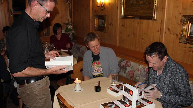 Josef Rauch signierte gleich die gekauften Exemplares seine Buches.Foto: Ralf Kestel