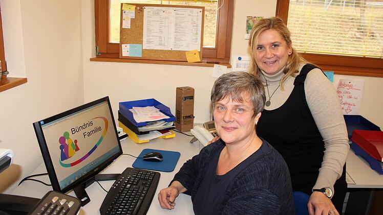 Elisabeth Kinalele (vorne) und Doris Wytopil betrachten den neu angefertigten Flyer, der die Bevölkerung über das Bündnis informieren soll.  Foto: Julia Raab