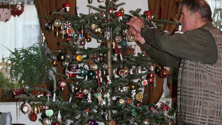 Drei Tage braucht Alfred Neupert, um den Weihnachtsbaum in der guten Stube zu putzen. Und täglich justiert er nach, wenn sich die Äste unter ihrer Dekoration nach unten biegen. Foto: Klaus Klaschka