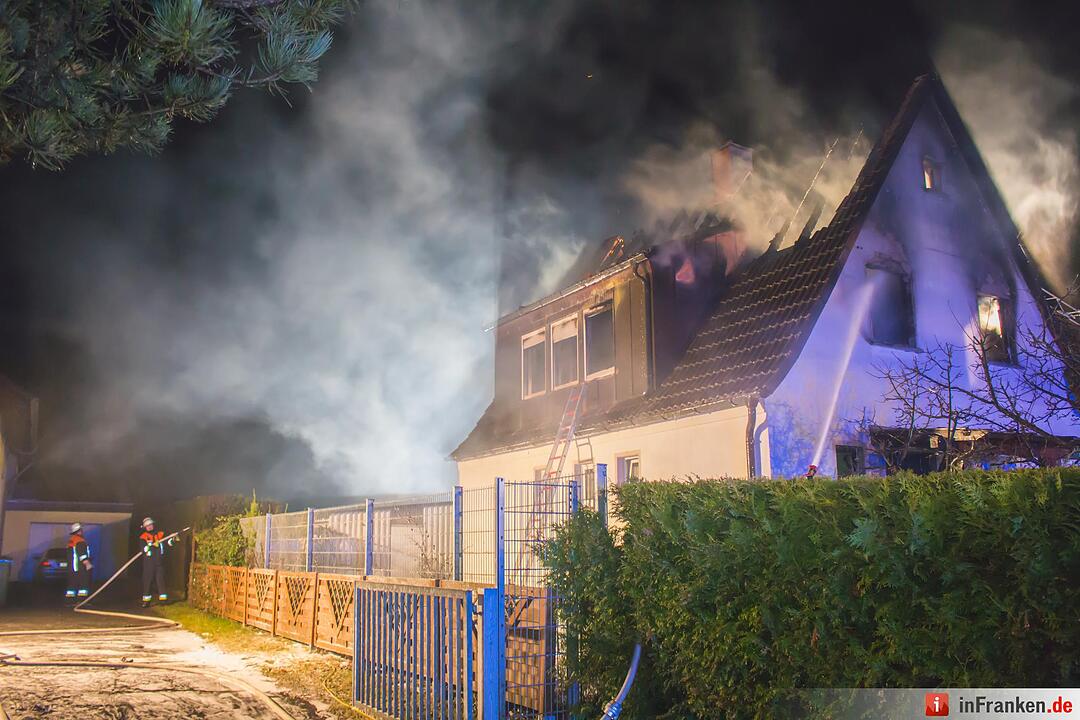 Wohnhaus wird durch Blitzschlag ein Raub der Flammen - Bewohner können sich rechtzeitig retten - Brand hält rund 100 Feuerwehrleute in Atem