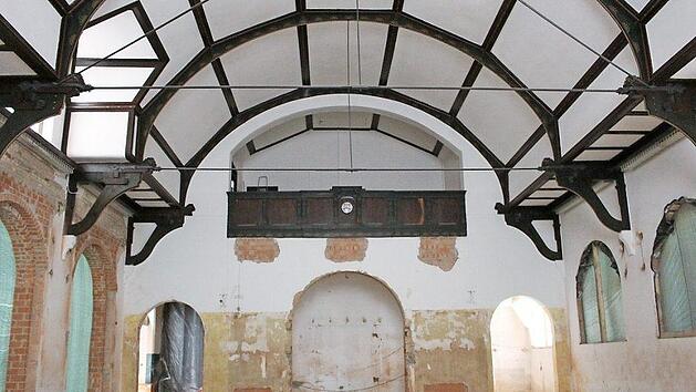 Die historische Turnhalle der Heiligkreuzschule wird zur Pausenhalle umgebaut. Das Archivbild zeigt den Stand der Bauarbeiten Ende Februar. Kurz darauf wurden noch Fenster nach altem Vorbild eingebaut. Seitdem ruhen die Arbeiten. Foto: CT-Archiv / Ulrike Nauer