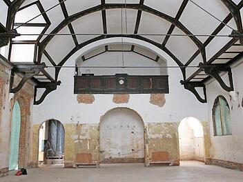 Die historische Turnhalle der Heiligkreuzschule wird zur Pausenhalle umgebaut. Das Archivbild zeigt den Stand der Bauarbeiten Ende Februar. Kurz darauf wurden noch Fenster nach altem Vorbild eingebaut. Seitdem ruhen die Arbeiten. Foto: CT-Archiv / Ulrike Nauer