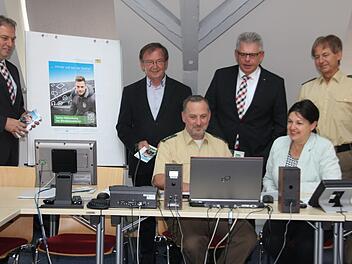 Sie fordern zu mehr "Aufmerksamkeit im Verkehr" auf. Im Bild von links: Landrat Klaus Löffler, Helmut Förtsch von der Verkehrswacht, stellvertretendes Vorstandsmitglied der Sparkasse Georg Löffler , Leiter der PI Kronach, Uwe Herrmann, sitzend: Sachbearbeiter Verkehr Matthias Stöcker und zweite Bürgermeisterin, Angela Hofmann. Foto: Veronika Schadeck