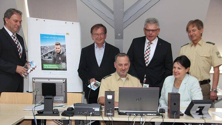 Sie fordern zu mehr "Aufmerksamkeit im Verkehr" auf. Im Bild von links: Landrat Klaus Löffler, Helmut Förtsch von der Verkehrswacht, stellvertretendes Vorstandsmitglied der Sparkasse Georg Löffler , Leiter der PI Kronach, Uwe Herrmann, sitzend: Sachbearbeiter Verkehr Matthias Stöcker und zweite Bürgermeisterin, Angela Hofmann. Foto: Veronika Schadeck