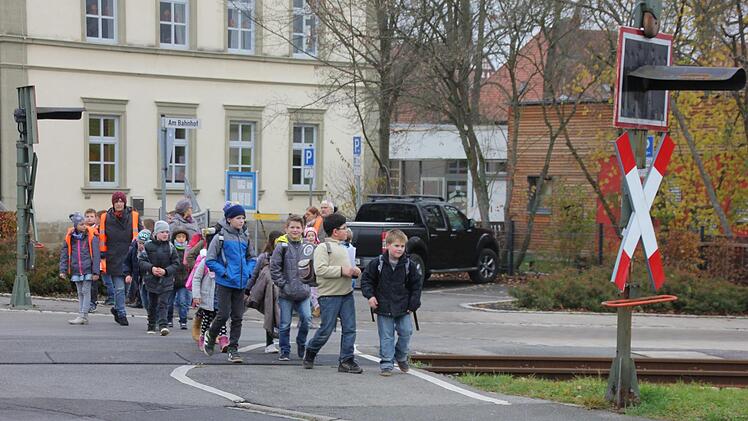 Der tägliche und nicht ungefährliche Umzug der Grundschüler zur Meisterschule - auch über die Bahnstrecke -  hat bald ein Ende.