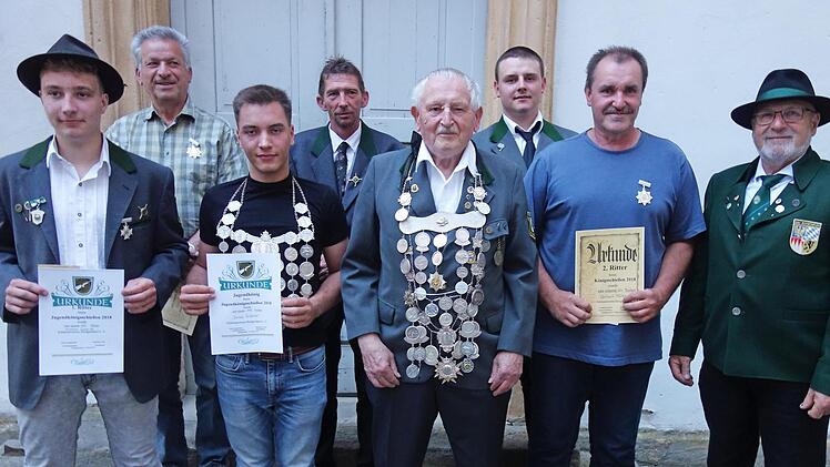 Proklamation der Könige (von links): 1. Jugendritter Nicolas Schmidt, 1. Ritter Rudi Baumstark, Jugendkönig Jonas Grämer, 1. Schützenmeister Klaus Engelmann, Schützenkönig Oskar Mönch, 2. Schützenmeister Kai Scheppe, 2. Ritter Gerhart Müller, 2. Gauschützenmeister Otto Iff Fotos: Doris Weidner