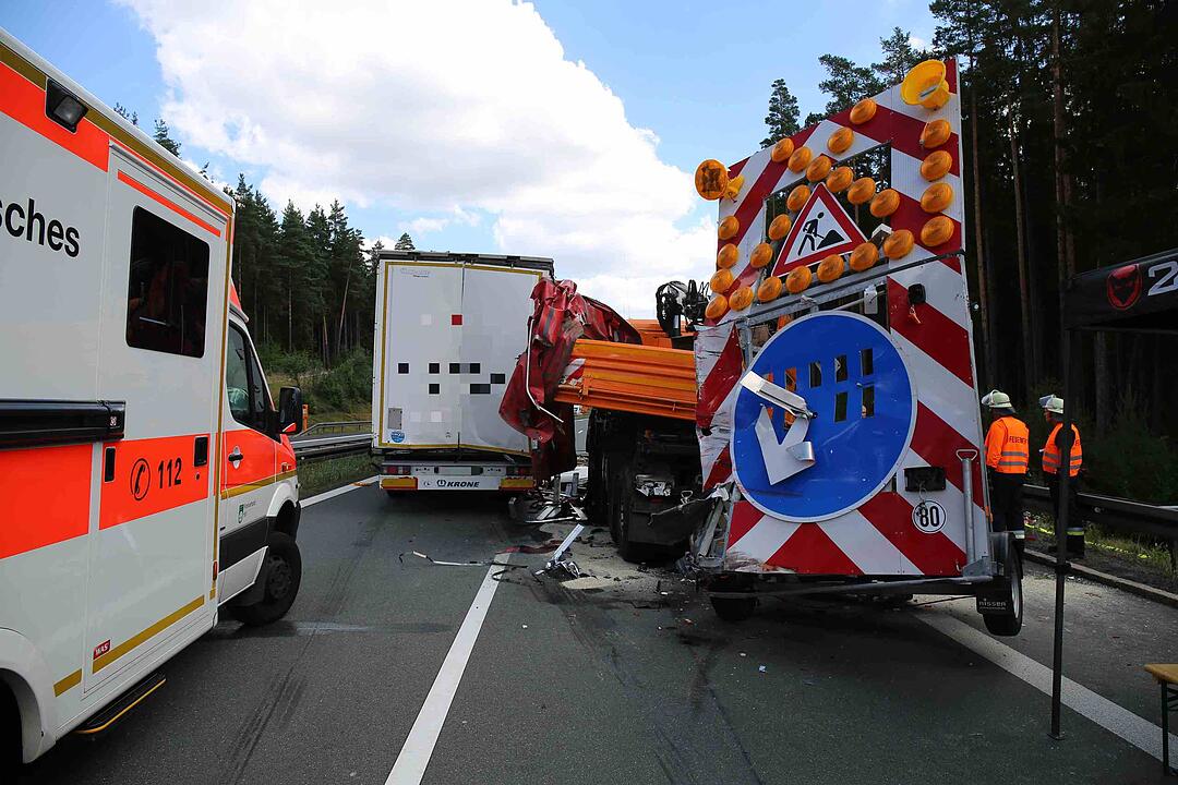 Lkw-Unfall auf A93: Stahlplatten fliegen vom Sattelzug