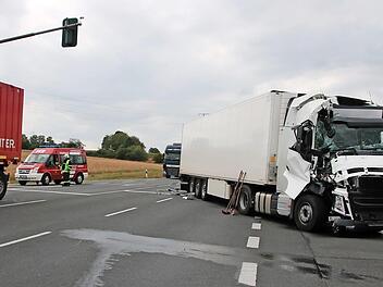 Der Sattelzug aus dem Kreis Bamberg (rechts) prallte auf den Lkw aus dem Kreis Kronach. Foto: Matthias Einwag