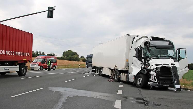 Der Sattelzug aus dem Kreis Bamberg (rechts) prallte auf den Lkw aus dem Kreis Kronach. Foto: Matthias Einwag