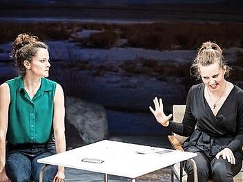 "Gespr&auml;ch wegen der K&uuml;rbisse": Szene mit Eva Marianne Berger (links) und Alexandra Weis. Foto: Sebastian Buff