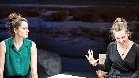 "Gespr&auml;ch wegen der K&uuml;rbisse": Szene mit Eva Marianne Berger (links) und Alexandra Weis. Foto: Sebastian Buff