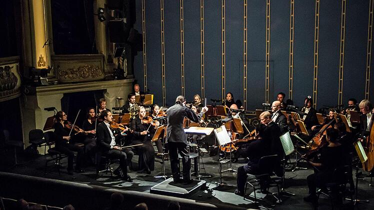 Begeisterten Applaus gab es für Sergey Malov als Solist und Dirigent und für das Philharmonische Orchester beim Sinfoniekonzert im Landestheater Coburg.Foto: Jochen Berger