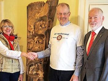 Der Rotary Club Kronach unterstützt die Allgemeine Soziale Beratung der Caritas. Das Bild zeigt (von links) Sozialpädagogin Irene Piontek, Pfarrer Thomas Teuchgräber und den Vorsitzenden des Rotary-Hilfswerks, Andreas Wolf, bei der Spendenübergabe.  Foto: Heike Schülein