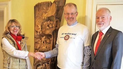 Der Rotary Club Kronach unterstützt die Allgemeine Soziale Beratung der Caritas. Das Bild zeigt (von links) Sozialpädagogin Irene Piontek, Pfarrer Thomas Teuchgräber und den Vorsitzenden des Rotary-Hilfswerks, Andreas Wolf, bei der Spendenübergabe.  Foto: Heike Schülein