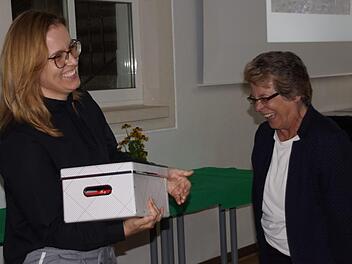 Die Sozialpädagogin Christa Walter (rechts) hat die Fachakademie für Sozialpädagogik im Landkreis Haßberge seit ihrer Gründung 24 Jahre lang mitgeprägt. Am Freitag verabschiedete sie sich in den Ruhestand und übergab ihre Erinnerungen an diese Zeit an die stellvertretende Faks-Leiterin Maria Krieger. Sabine Weinbeer