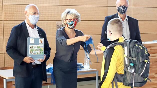 Hans-Joachim Laugwitz, Adelinde Reinhardt und Gerald Brehm (hinten v. l.) verteilten Schutzmasken an die Fünftklässler. Foto: Johanna Blum