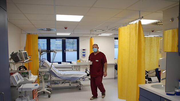 In den neuen Räumen der zentralen Notaufnahme im Kreiskrankenhaus Höchstadt hat sich Intensivpfleger Manfred Lindner schon eingelebt.  Foto: Andreas Dorsch