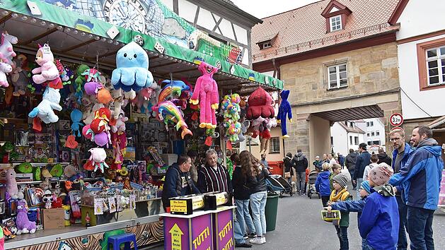 Am Rathaus in Neunkirchen war f&uuml;r allerlei Unterhaltung bei der Kirchweih gesorgt.