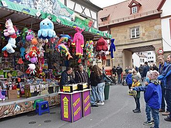 Am Rathaus in Neunkirchen war für allerlei Unterhaltung bei der Kirchweih gesorgt.