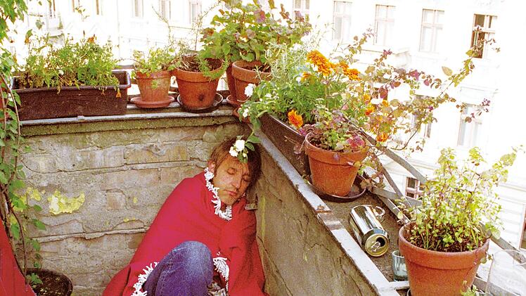 Ronald (Andreas Schmidt) hat es zu weit getrieben. Die Strafe folgt auf dem Fuß: Er muss eine Nacht auf dem Balkon verbringen.