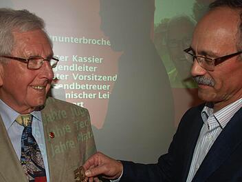 Seit 50 Jahren engagiert sich Reinhold Zwirlein (links) im TSV Ebenhausen an verantwortlicher Stelle. Seine Verdienste würdigte Thomas Mehn und überreichte den "Goldenen Zwirn am Band".  Foto: Stefan Geiger