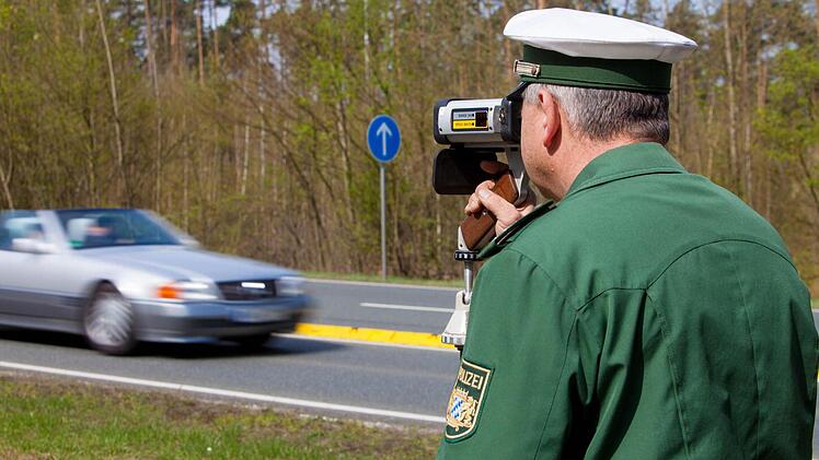 Polizist mit Laserpistole als Messgeraet am Donnerstag an der B2 bei Heroldsberg . An einem Parkplatz an der B2 bei Heroldsberg war eine der vielen Messstellen der Polizei eingerichtet. Europaweit startete heute der Blitzmarathon. Foto: News5 / Grundmann