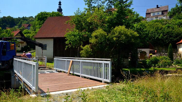 Stück für Stück wuchs in den vergangenen Tage die Brücke Richtung Feuln. Foto: Dieter Hübner