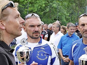 Der Vorsitzende des ASC Bike Runners Charly Fugmann (rechts) überreichte an die Teilnehmer des ASC Kronach-Frankenwald als anmeldestärkste Gruppe Pokale.  Fotos: Michael Wunder